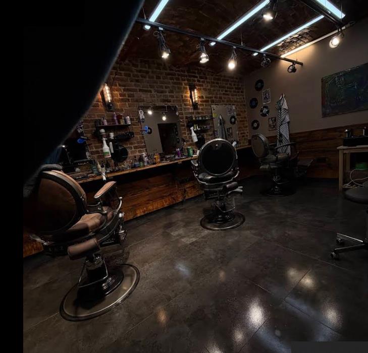 Fotele barberskie pod ceglanym sklepieniem w Continental Barber Katowice