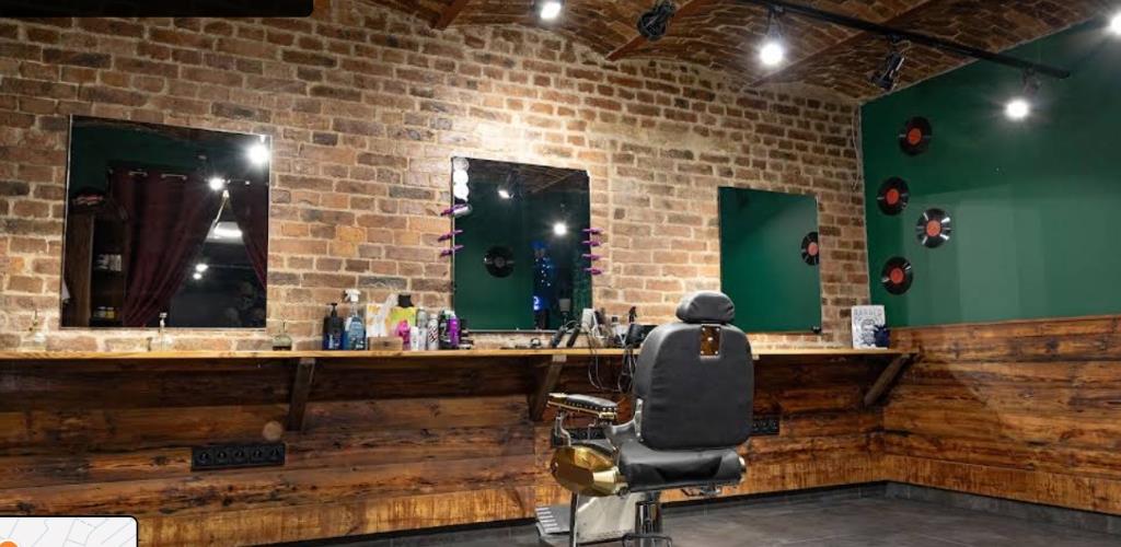 Wnętrze salonu Continental Barber Katowice - stanowiska na tle czerwonej cegły